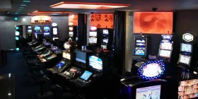 Viele verschiedene Spielautomaten in einem großen Raum
