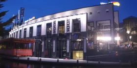 Außenansicht des Holland Casino Amsterdam Zentrum bei Nacht