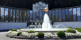 Das Casino Bad Ragaz von außen mit Springbrunnen davor