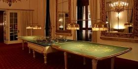 2 Roulette-Tische umgeben von einem eleganten Ambiente und Kronleuchtern