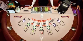 Black Jack Tisch im Casino Brüssel mit Karten, Chips und Händen eines Croupiers