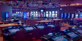 Großer Saal mit vielen Spielautomaten und Roulette-Terminals