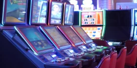 Vier Spielautomaten im Automatenbereich des Casino Groningen