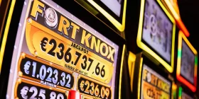 Nahaufnahme eines Spielautomaten mit Anzeige des aktuellen Standes vom Fort Knox Jackpot