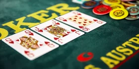 Die Karten Herz Dame, Herz Bube und Herz 10 auf einem Pokertisch von Casino Austria