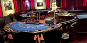 Mehrere Roulette Tische und Black Jack Tische in einem großen Saal