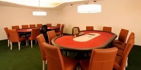 Zwei rote Pokertische mit und roten Ledersesseln