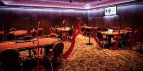 Großer Raum mit mehreren Pokertischen