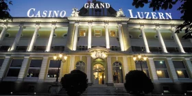 Der pompöse Eingang zum Grand Casino Luzern