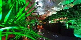 Die Bar des Casinos Madeira im Dschungel-Look mit vielen Palmen