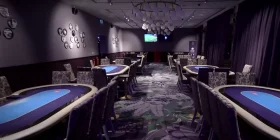 Raum mit vielen Poker-Tischen