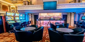 Die Bar "Roma" mit Sitzgelegenheiten im Casino Mendrisio