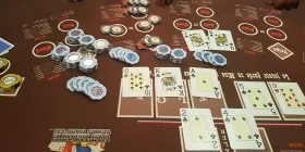 Brauner Pokertisch mit Chips und Spielkarten