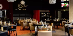Elegant gedeckte Tische im Restaurant des Casinos Namur