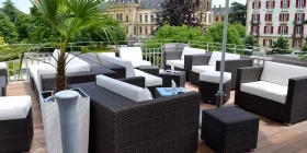 Elegante Chill-out Lounge mit Palmen und Rattanmöbeln