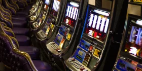 Mehrere Spielautomaten nebeneinander im Casino Nijmegen