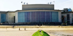 Das Casino Oostende von außen mit Sandstrand davor