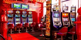 Mehrere Spielautomaten in einem Raum mit chinesischer Dekoration