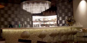 Elegante Bar mit Kronleuchter im Casino Rotterdam