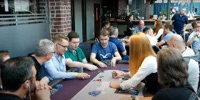 Spieler am Pokertisch im Casino Schenefeld