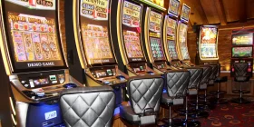 Mehrere Spielautomaten mit Anzeige des aktuellen Jackpot-Standes