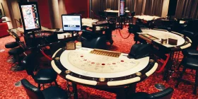 Der Tischbereich im Casino St. Moritz mit mehreren Spieltischen