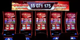 Spielautomaten mit Anzeige des aktuellen Grand-Jackpots (Stand: 15 071 175)