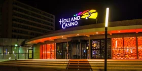 Das Holland Casino Zandvoort beleuchtet bei Nacht