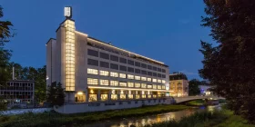 Das beleuchtete Casino Zürich von außen bei Dunkelheit