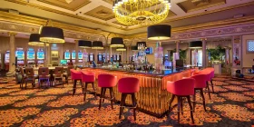 Elegante Bar im Dragonara Casino mit Spielautomaten und Spieltischen im Hintergrund