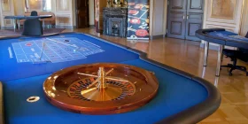 Blauer Roulette-Tisch mit zwei Black Jack Tischen im Hintergrund