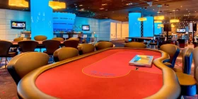 Großer Saal mit vielen Pokertischen
