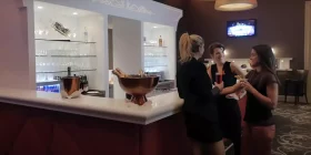 3 Damen mit Drinks an der Bar des Casino Salzburg