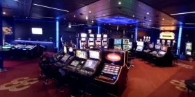 Großer Raum mit vielen Spielautomaten