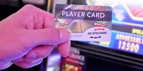 Hand hält Player Card