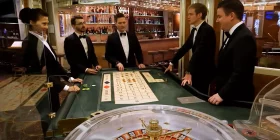 Elegante Spieler am Roulette-Tisch