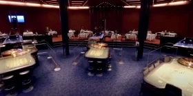 Großer Saal mit Roulette-Tischen und im Hintergrund der Restaurantbereich