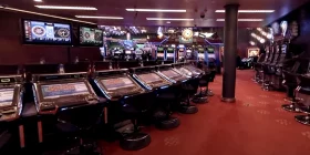 Großer Saal mit vielen Spielautomaten