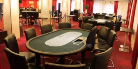 Großer Raum mit vielen Pokertischen