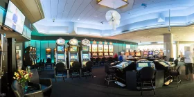 Großer Saal mit Spielautomaten und Roulette-Terminals