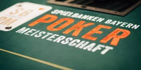 Pokertisch mit Aufschrift "Spielbanken Bayern Poker-Meisterschaft"