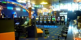 Großer Raum mit Bar und Spielautomaten