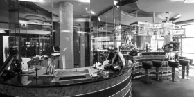 Schwarz-weiß Foto des Barbereichs in der Spielbank Flensburg