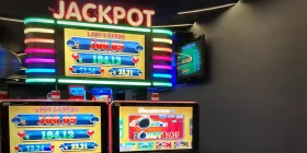 Spielautomaten mit Jackpot-Anzeige darüber