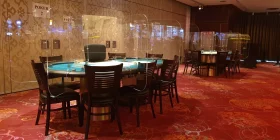 Großer Saal mit diversen Pokertischen