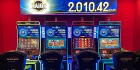 4 Spielautomaten und darüber die Anzeige der Höhe des aktuellen Jackpots