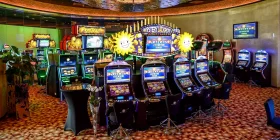 Großer Raum mit vielen Spielautomaten und Anzeige diverser Jackpots