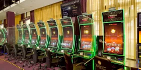 Mehrere Spielautomaten mit Anzeige des aktuellen Standes vom Mystery Jackpots