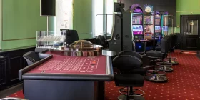 Raum mit Roulette-Tisch und Spielautomaten