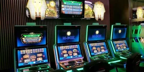 4 Merkur Spielautomaten mit grüner Neonbeleuchtung